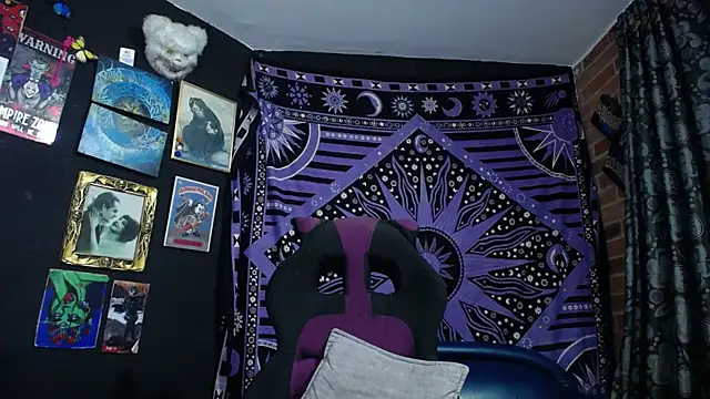 Yourmadame_P webcam