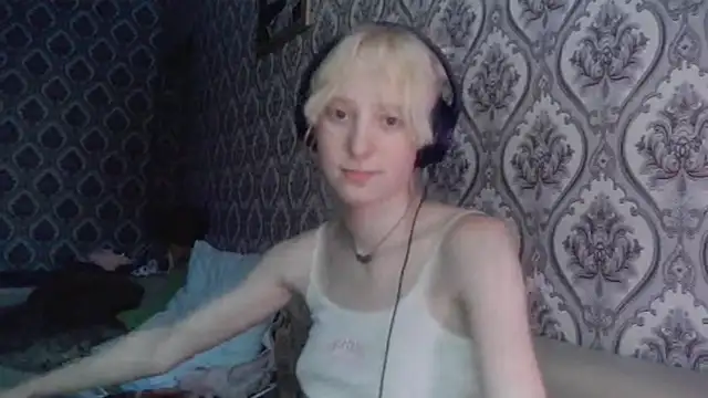 CuteLittleAngel live cam on StripChat