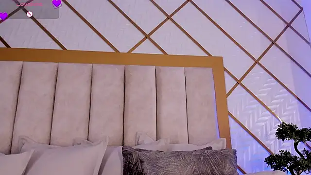 ZaraVesari live cam on StripChat