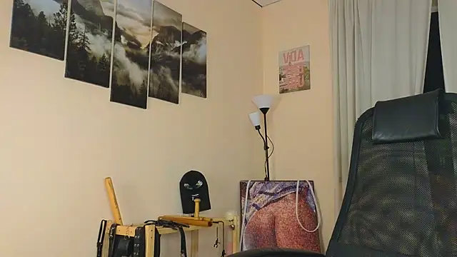 laracroftmansion live cam on StripChat