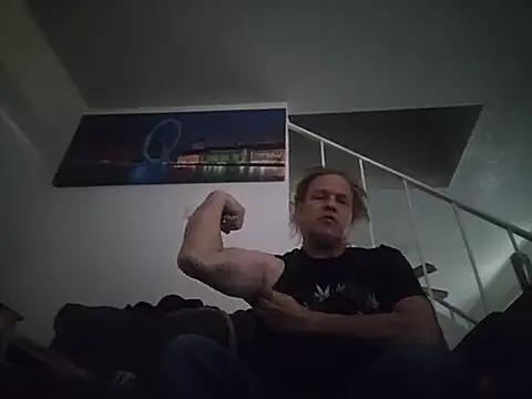 yourMasterisBored live cam on StripChat