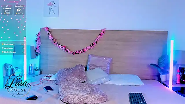 LaraRous webcam