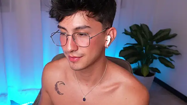 sweettaaron01 webcam
