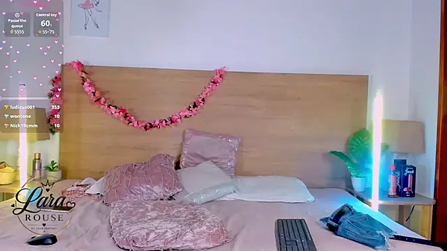 LaraRous webcam