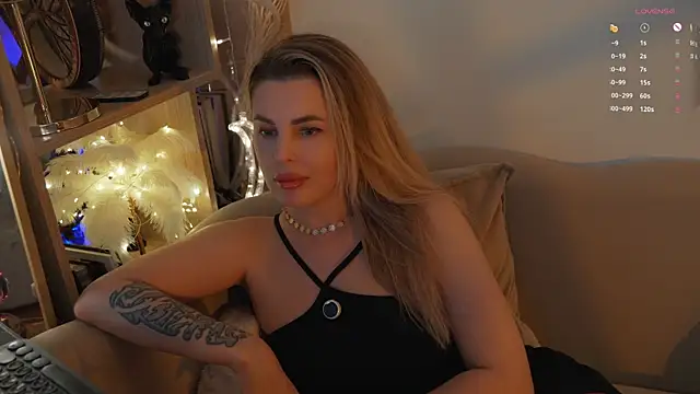 Lady--M live cam on StripChat