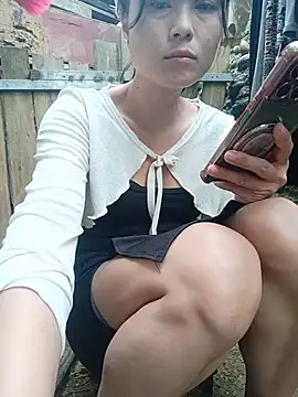 Linda-yiyi live webcam show