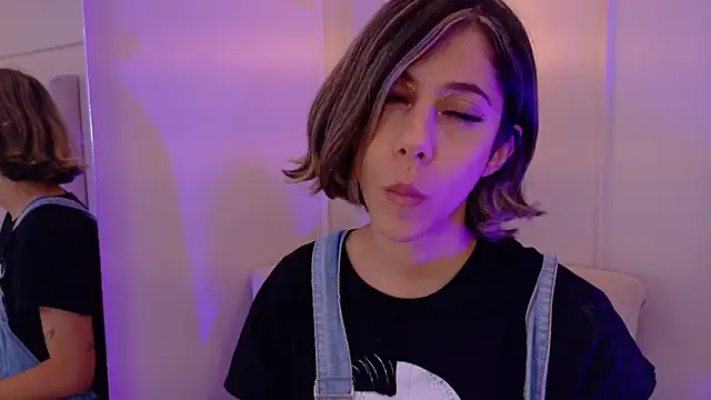 ZoeyPetit live cam on StripChat