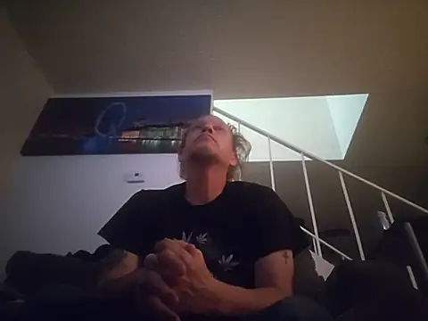 yourMasterisBored live cam on StripChat
