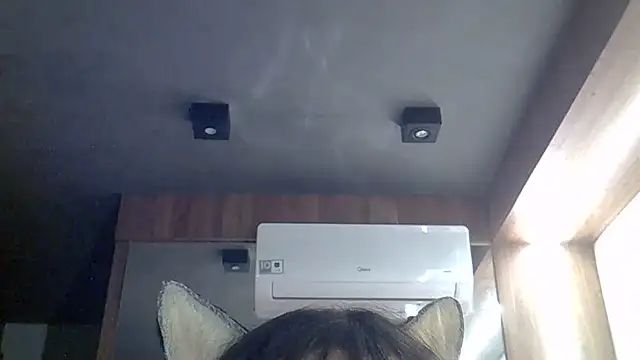 SkinnyKitten live cam on StripChat