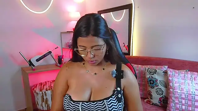 Megaan_Greey live cam on StripChat