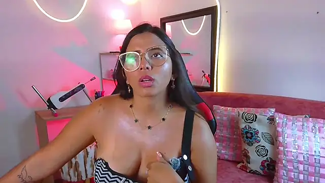 megaan_greey (F young) - suck fingers and show tongue💋🔥
