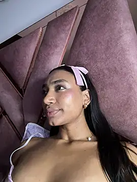 Mia-Lorette live cam on StripChat