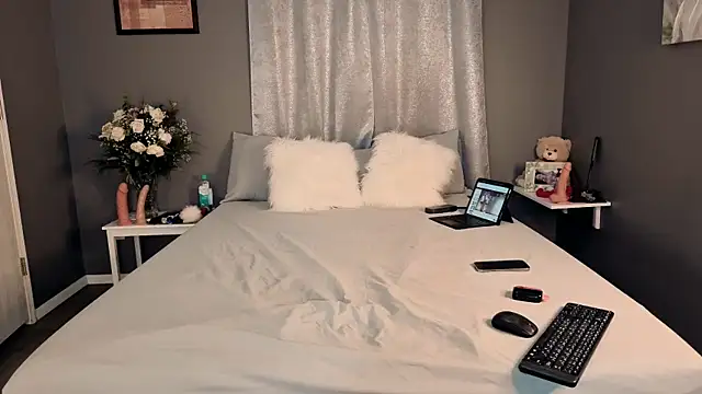 Hotbeebee live cam on StripChat