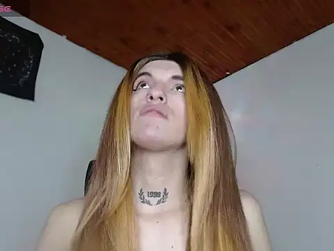 Scarlett_crastrawberry live cam on StripChat