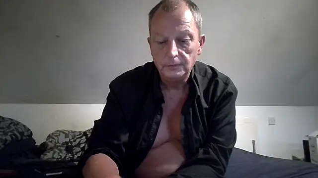 chubbybear2cum live cam on StripChat