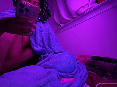 TheRealOshunQueen live cam on StripChat