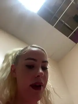 whitechocolate100M live cam on StripChat