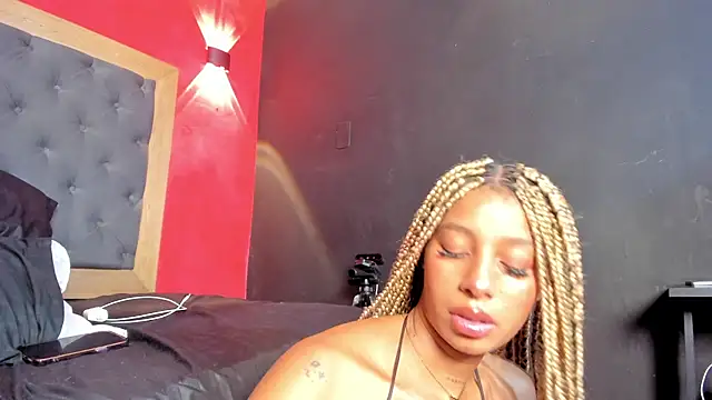 YayaHilton webcam