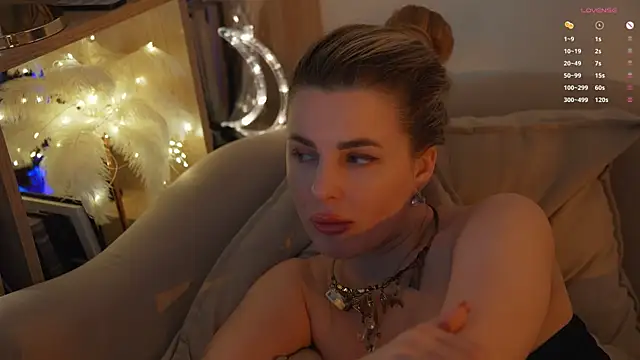 Lady--M live webcam show