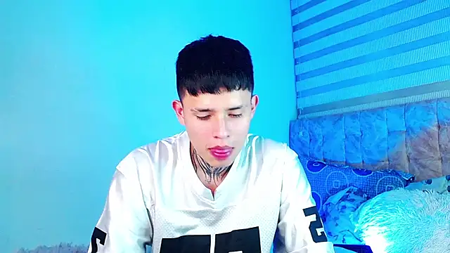 _justinmoon2 live cam on StripChat