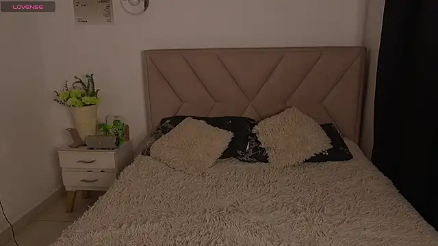Bonnieshyy live cam on StripChat