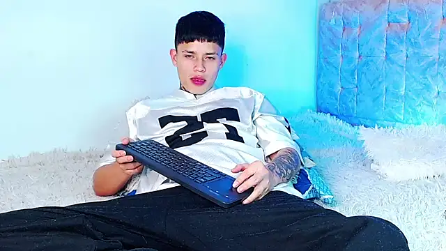 _justinmoon2 live cam on StripChat
