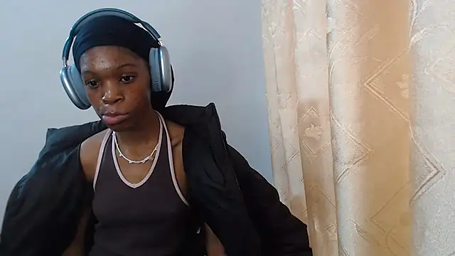 petitebarbie_05 - PetiteBarbie_05's free webcam - UK Sex Cams
