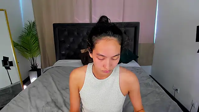 FlirtyAura live webcam show