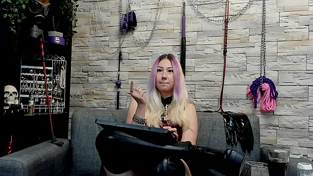 Miss_Kaz webcam