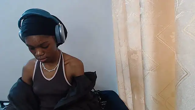 petitebarbie_05 - PetiteBarbie_05's free webcam - UK Sex Cams