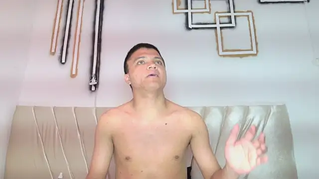 aly_n_sebas live cam on StripChat
