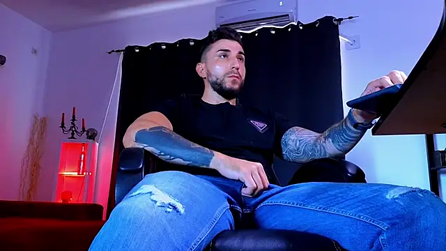 MightyAaron66 live sex cam