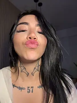 Nickiiiii live cam on StripChat
