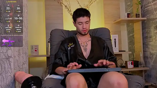 edwardross_ (Ask my age) - let's play with my hole  👿👿