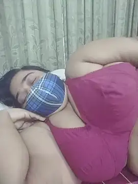 momo_loves webcam