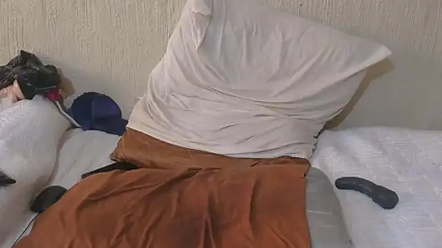 YellowPeaches webcam