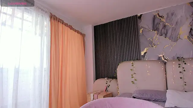 CarolineFyre webcam