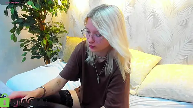 Nika-Smith live cam on StripChat