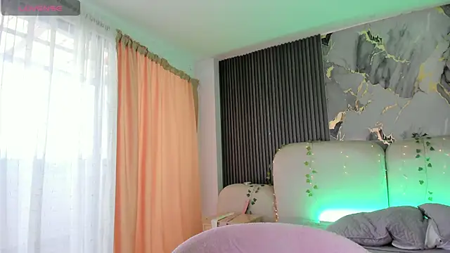 CarolineFyre webcam