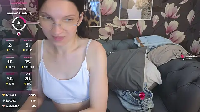 MelaniGrand live cam on StripChat