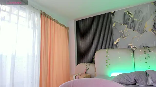 CarolineFyre live cam on StripChat