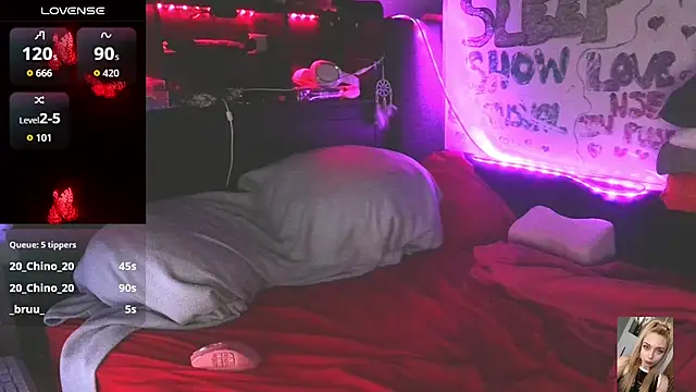 Blondiewithanass webcam