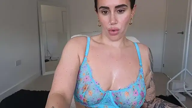 LibbyLoveHeartx live cam on StripChat