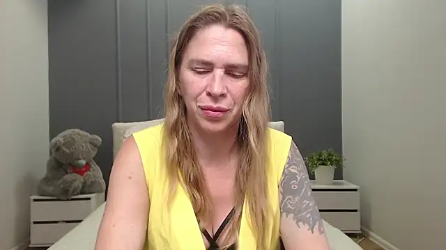 TessaDaybreak live cam on StripChat