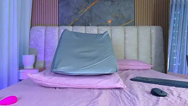 mia_scot webcam