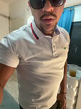 bigdick211292 live cam on StripChat