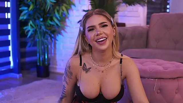 MaevaRey live cam on StripChat
