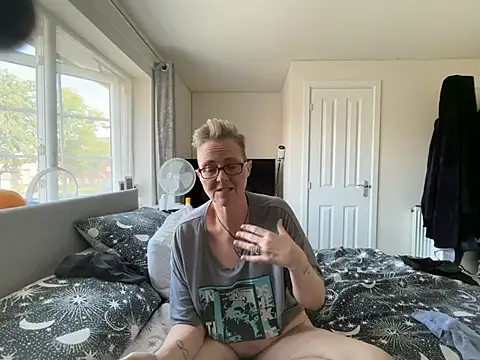 Curvy-Jinx live cam on StripChat