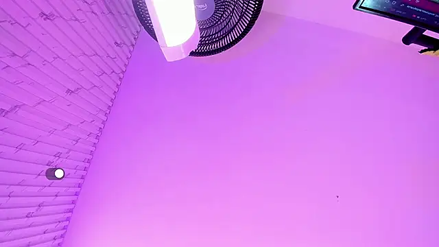 Nina_Strauss live cam on StripChat