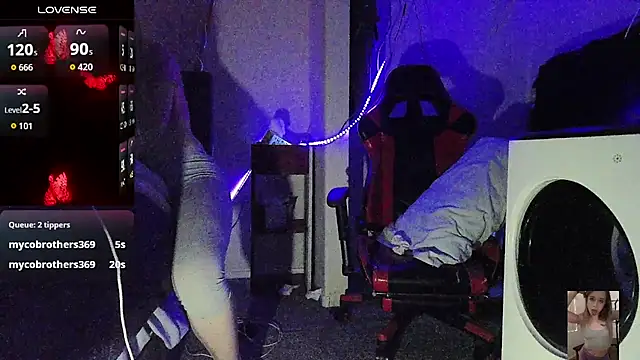 Blondiewithanass live cam